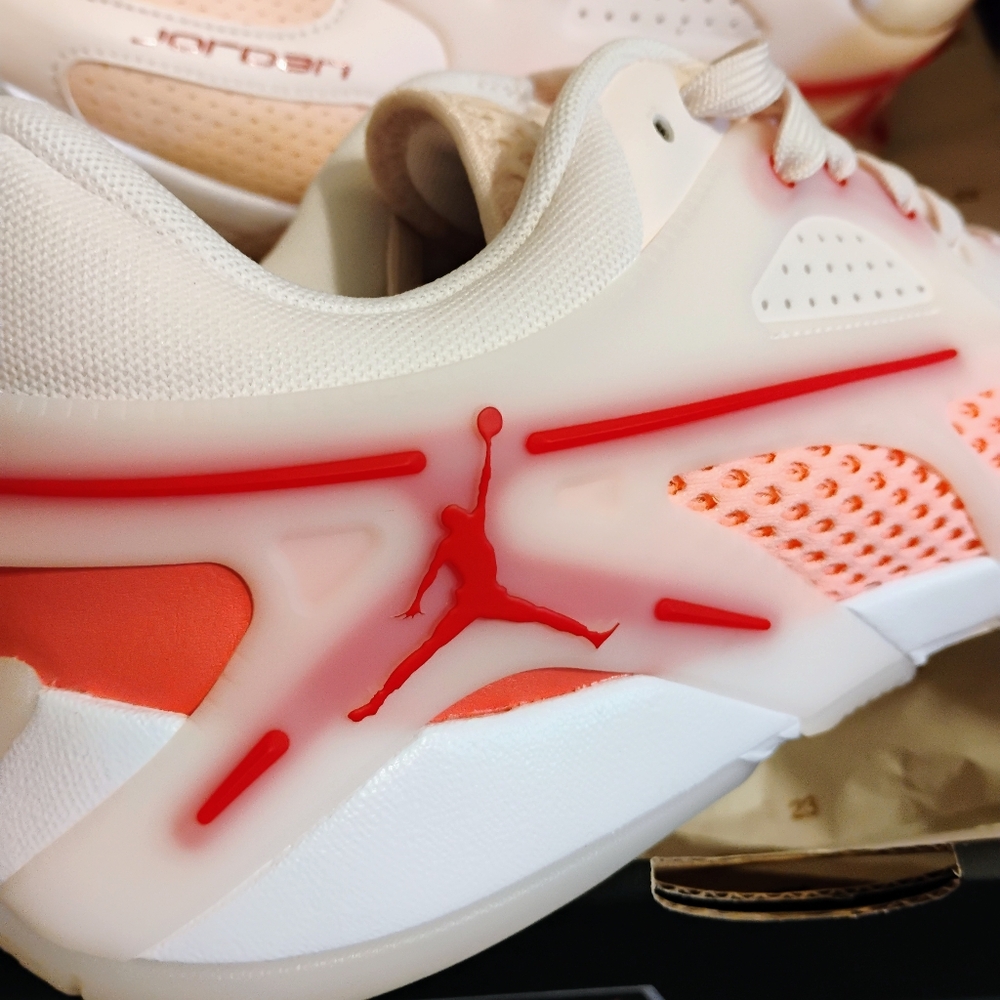 Women's Cute New Jordan Men's Heir Series Treat Yourself Shoes - Picture 2 of 9